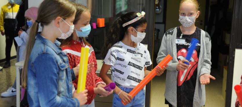 Neue Fünftklässler erkunden ihre zukünftige Schule