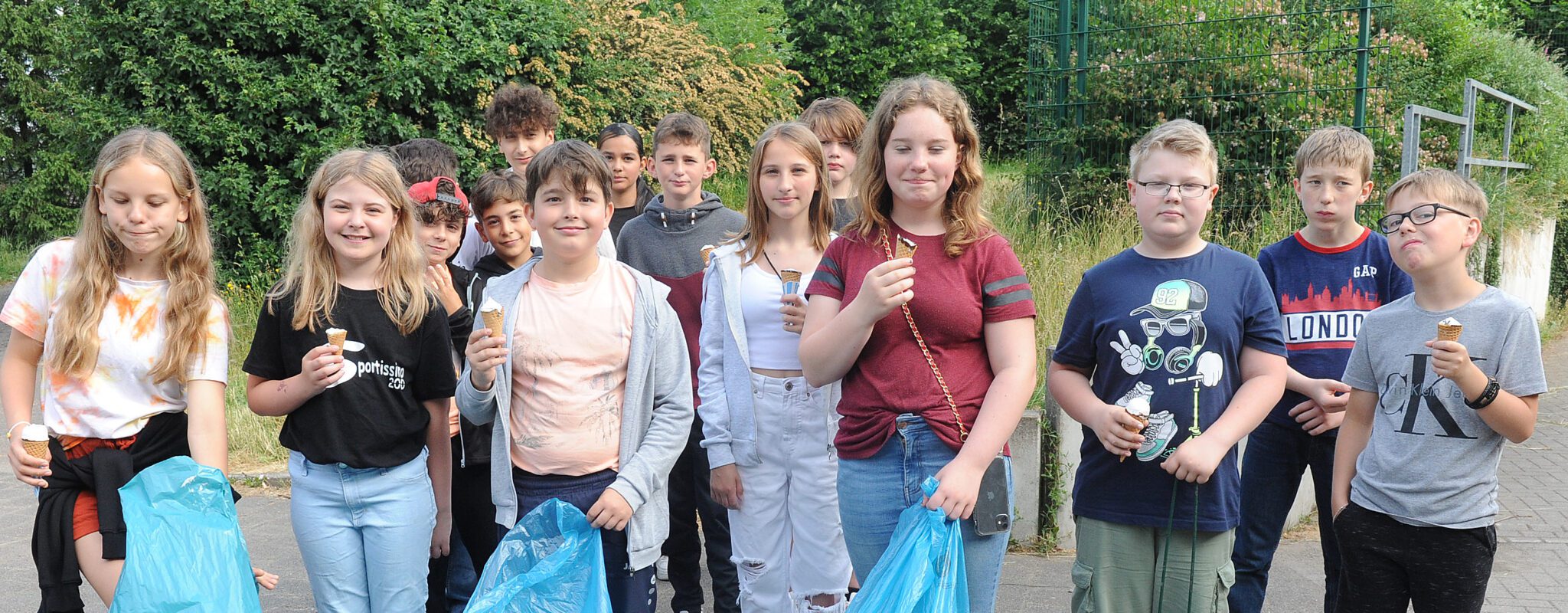 Sekundarschüler sammeln Müll im benachbarten Wohngebiet